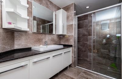 Огромная квартира 3+1 (160 м²) с видом на море, всего в 50 метрах от пляжа в Кестеле