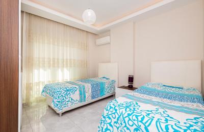 Огромная квартира 3+1 (160 м²) с видом на море, всего в 50 метрах от пляжа в Кестеле