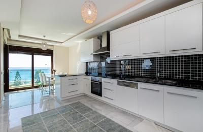 Огромная квартира 3+1 (160 м²) с видом на море, всего в 50 метрах от пляжа в Кестеле