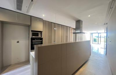 Seafront Ultra-Luxury Smart Home with Panoramic Views 25m from the Beach in Oriza Park, Liman