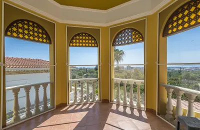 Трехэтажная отдельная вилла 2+1 с личным бассейном и видом на море в Махмутлар Аланья