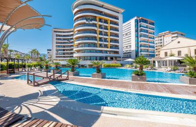 Seafront Ultra-Luxury Smart Home with Panoramic Views 25m from the Beach in Oriza Park, Liman