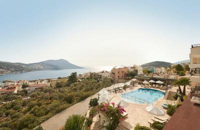 Kalkan Merkezde Deniz Manzaralı, Havuzlu Sitede Satılık Eşyalı 2+1 Daire (Yüksek Kira Getirili)