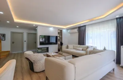 Konyaaltı Molla Yusuf'ta Tamamen Yenilenmiş ve Ayrı Girişli 4+1 Lüks Bahçe Dubleks Daire