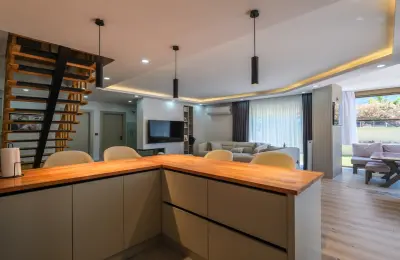 Konyaaltı Molla Yusuf'ta Tamamen Yenilenmiş ve Ayrı Girişli 4+1 Lüks Bahçe Dubleks Daire
