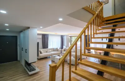 Konyaaltı Molla Yusuf'ta Tamamen Yenilenmiş ve Ayrı Girişli 4+1 Lüks Bahçe Dubleks Daire