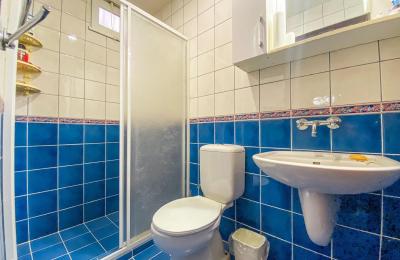 Трехэтажный особняк на первой линии с частным пляжем на участке 820 м² в Алании