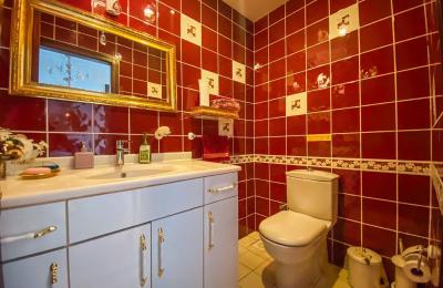 Трехэтажный особняк на первой линии с частным пляжем на участке 820 м² в Алании