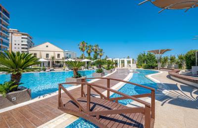 Seafront Ultra-Luxury Smart Home with Panoramic Views 25m from the Beach in Oriza Park, Liman